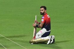 Virat Kohli asks security staff to get poster from young RCB fan, signs it in team bus [Watch]