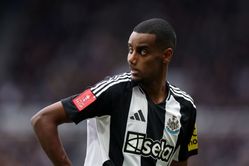 "Break the bank for him to play" - Arsenal urged to snub Alexander Isak and sign PL striker by Teddy Sheringham