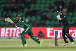Mitchell Santner bowls a jaffa to clean up a well-set Rassie van der Dussen in NZ vs SA 2025 Champions Trophy semifinal [Watch]