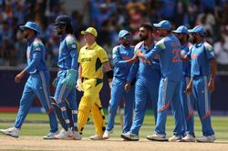 Shubman Gill takes fantastic running catch as Varun Chakaravarthy dismisses Travis Head in IND vs AUS 2025 Champions Trophy semifinal [Watch]