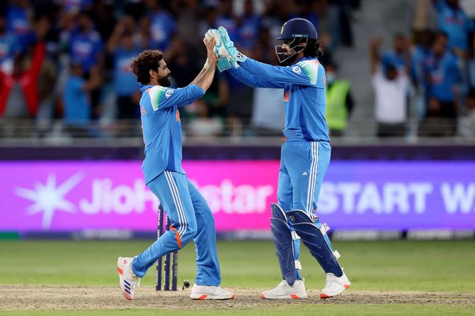 “Did you look at that? You can’t do that” - Commentator’s brutal attack on Ravindra Jadeja during IND vs NZ 2025 Champions Trophy match