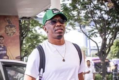 "Kohli champion, Dhoni champion" - KKR mentor Dwayne Bravo sings rap song and poses for selfies with fans ahead of IPL 2025 [Watch]