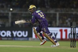 Rahul Dravid meets Quinton de Kock in crutches to appreciate his 97* off 61 balls in RR vs KKR IPL 2025 match [Watch]
