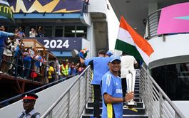 Rahul Dravid retires hurt after batting with son Anvay in a 3rd division match in Bengaluru