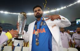 Shreyas Iyer embraces his mother after India clinch 2025 Champions Trophy [Watch]