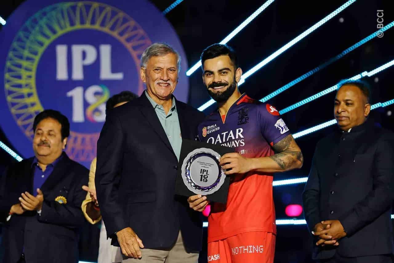 Virat Kohli received an award from Roger Binny (Image: IPLT20.com/BCCI)