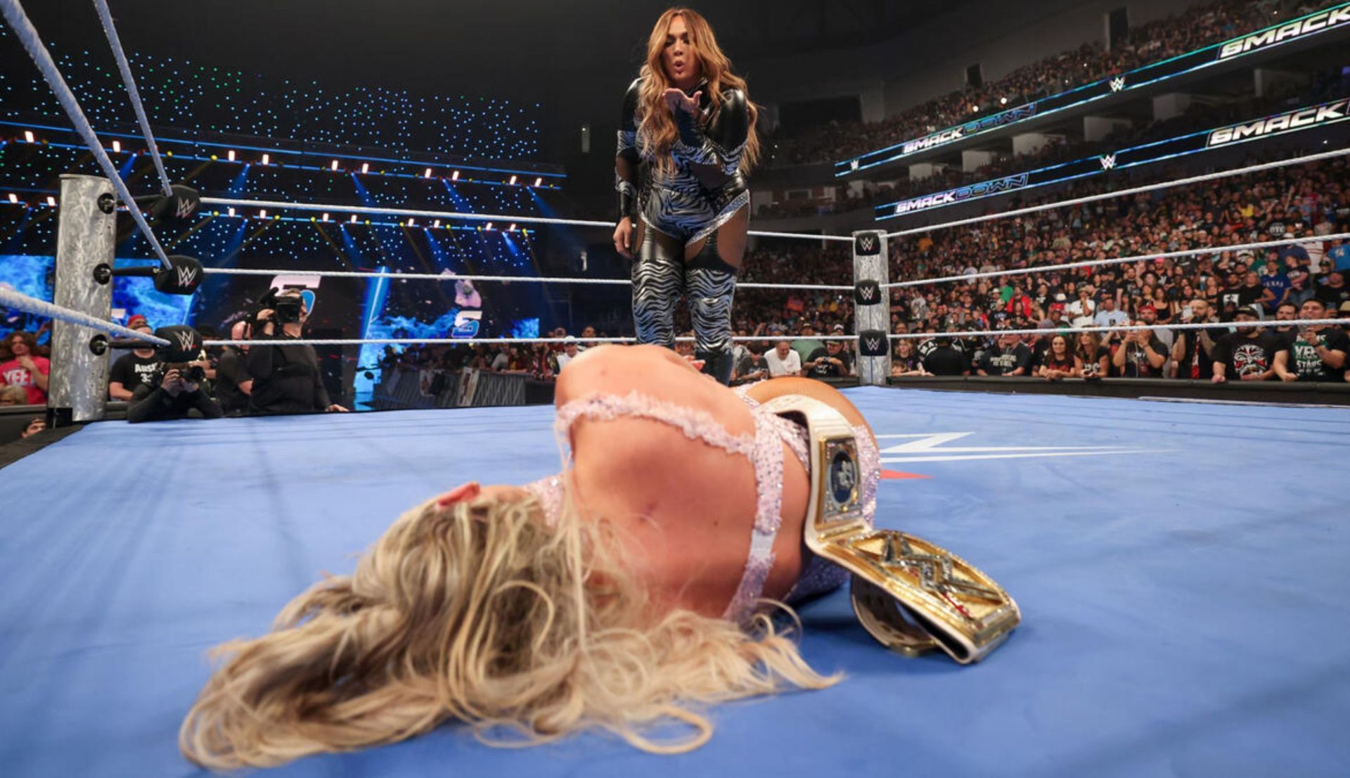 नाया जैक्स, टिफनी स्ट्रैटन को धराशाई करने के बाद (Photo: WWE.com)
