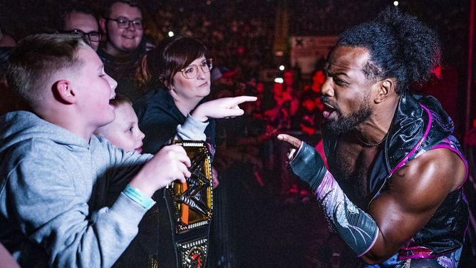 Xavier Woods shares hilarious jab at WWE fan over a photo of his father