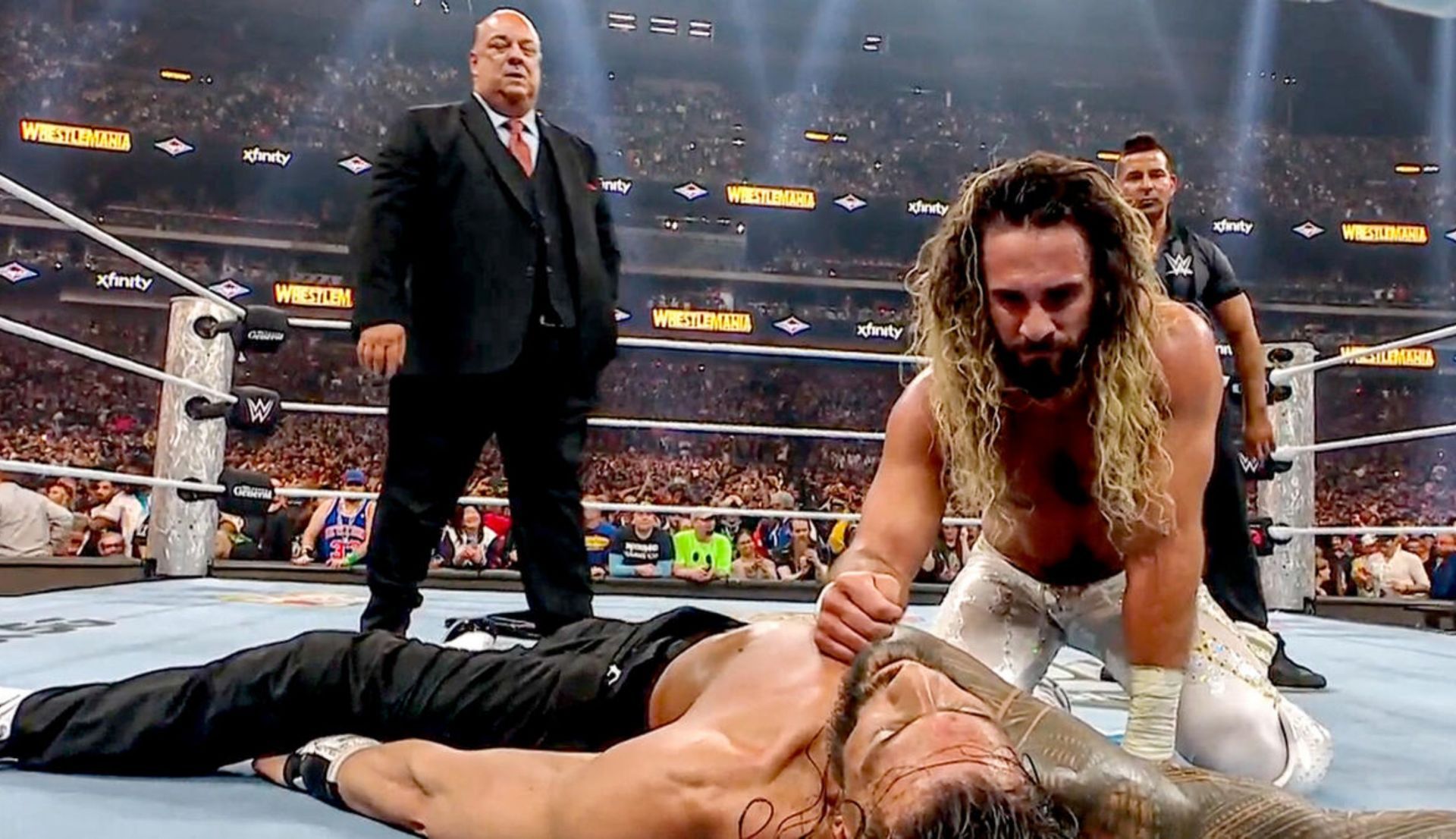 जीत के बाद पॉल हेमन के साथ रिंग में सैथ रॉलिंस (Photo: WWE.com)