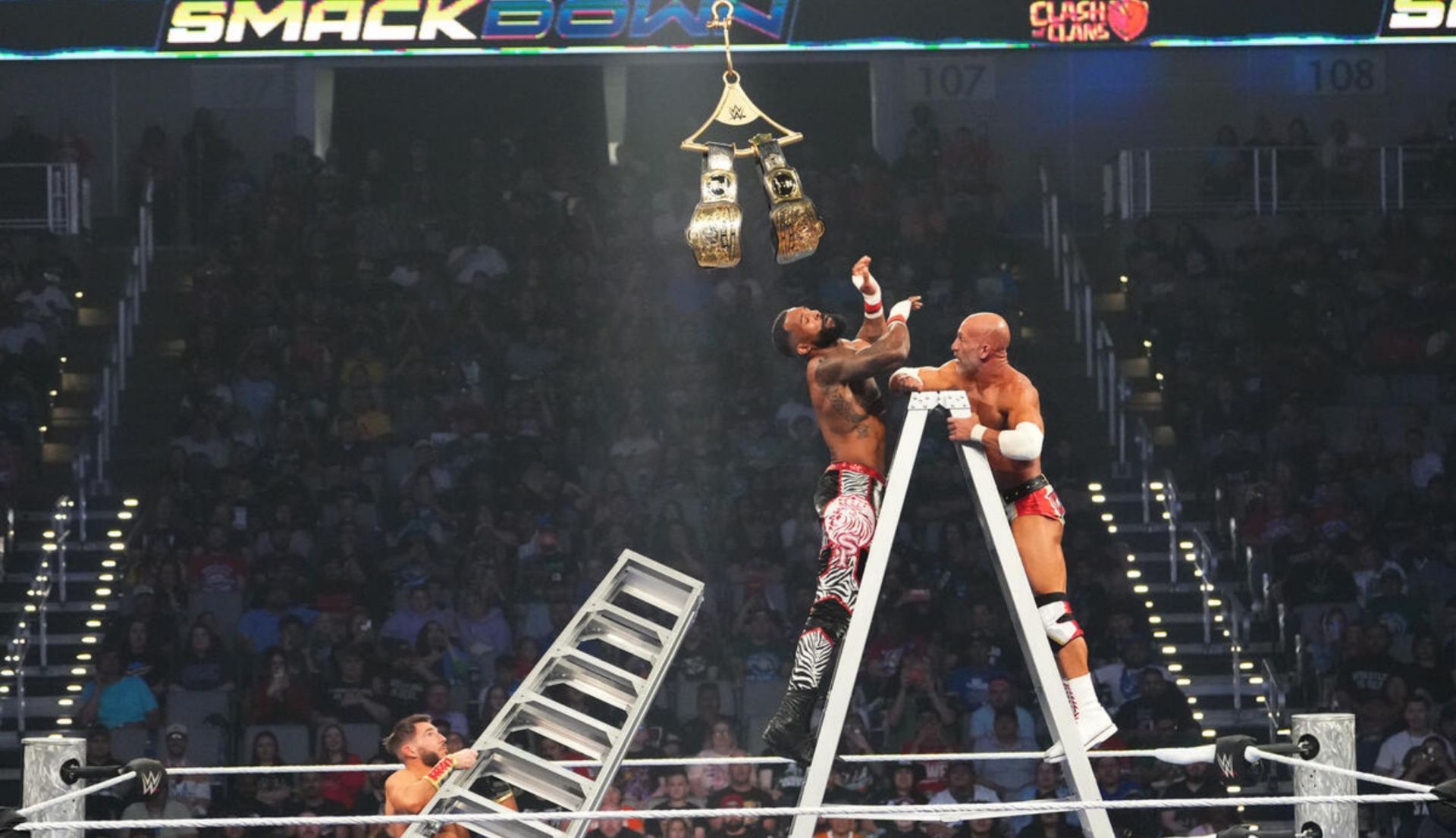 लैडर में टॉमैसो चैम्पा और मोंटेज़ फोर्ड लड़ते हुए (Photo: WWE.com)