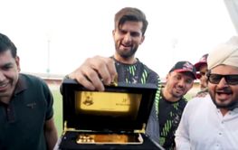 Shaheen Afridi gifted 24K Gold-plated IPhone by franchise amid PSL 2025 [Watch]