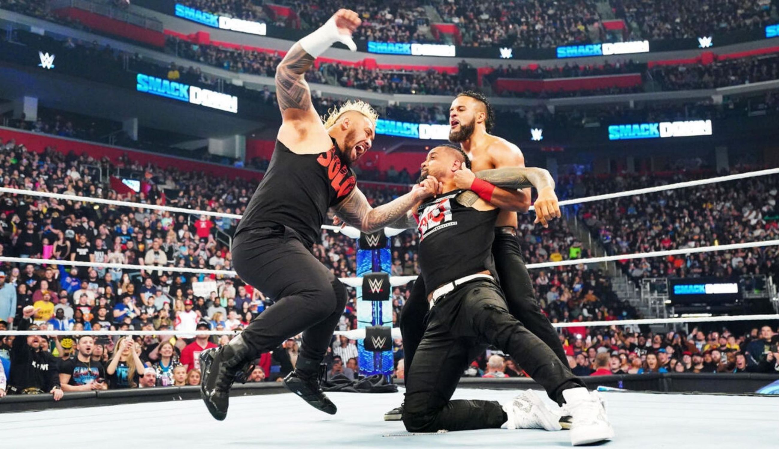 सोलो सिकोआ, जिमी उसो पर हमला करते हुए (Photo: WWE.com)