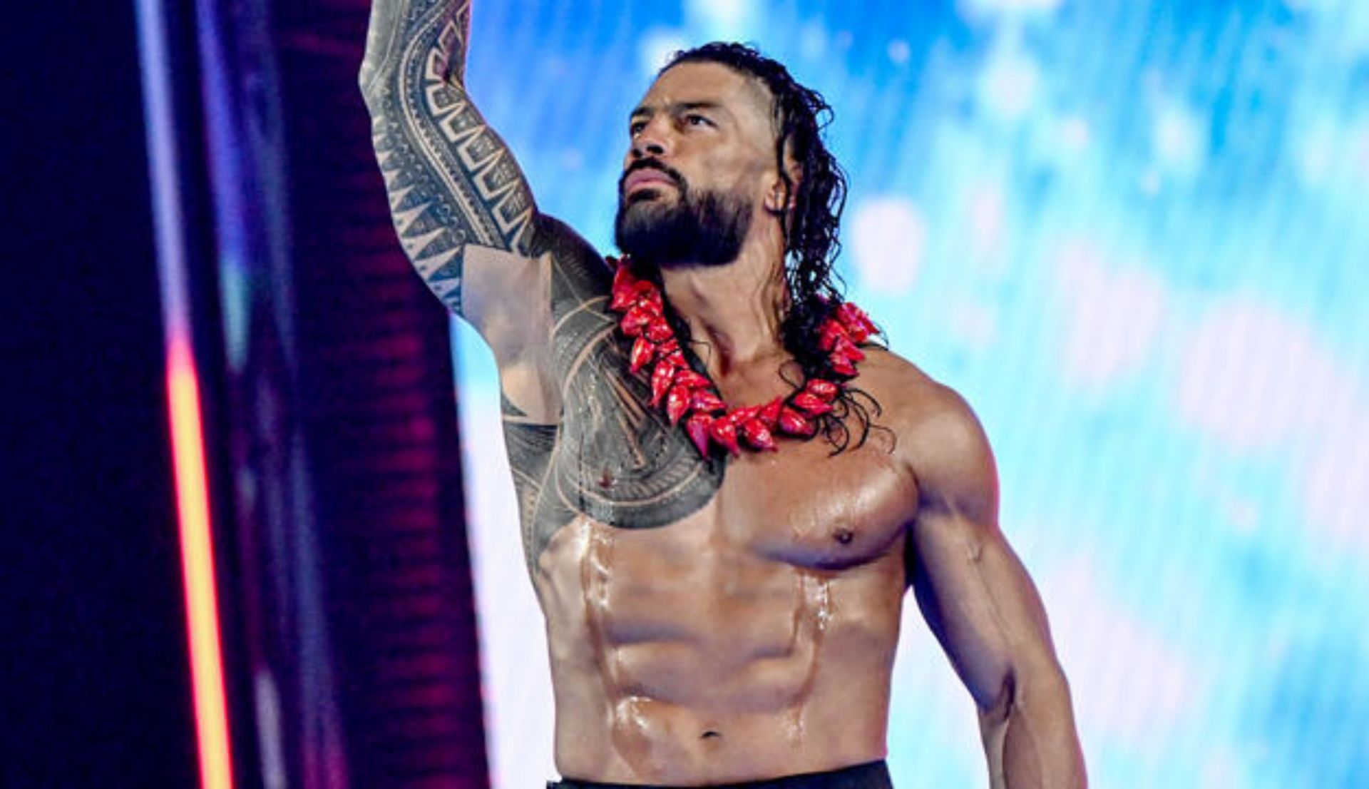 रोमन रेंस एंट्री करते हुए (Photo: WWE.com)