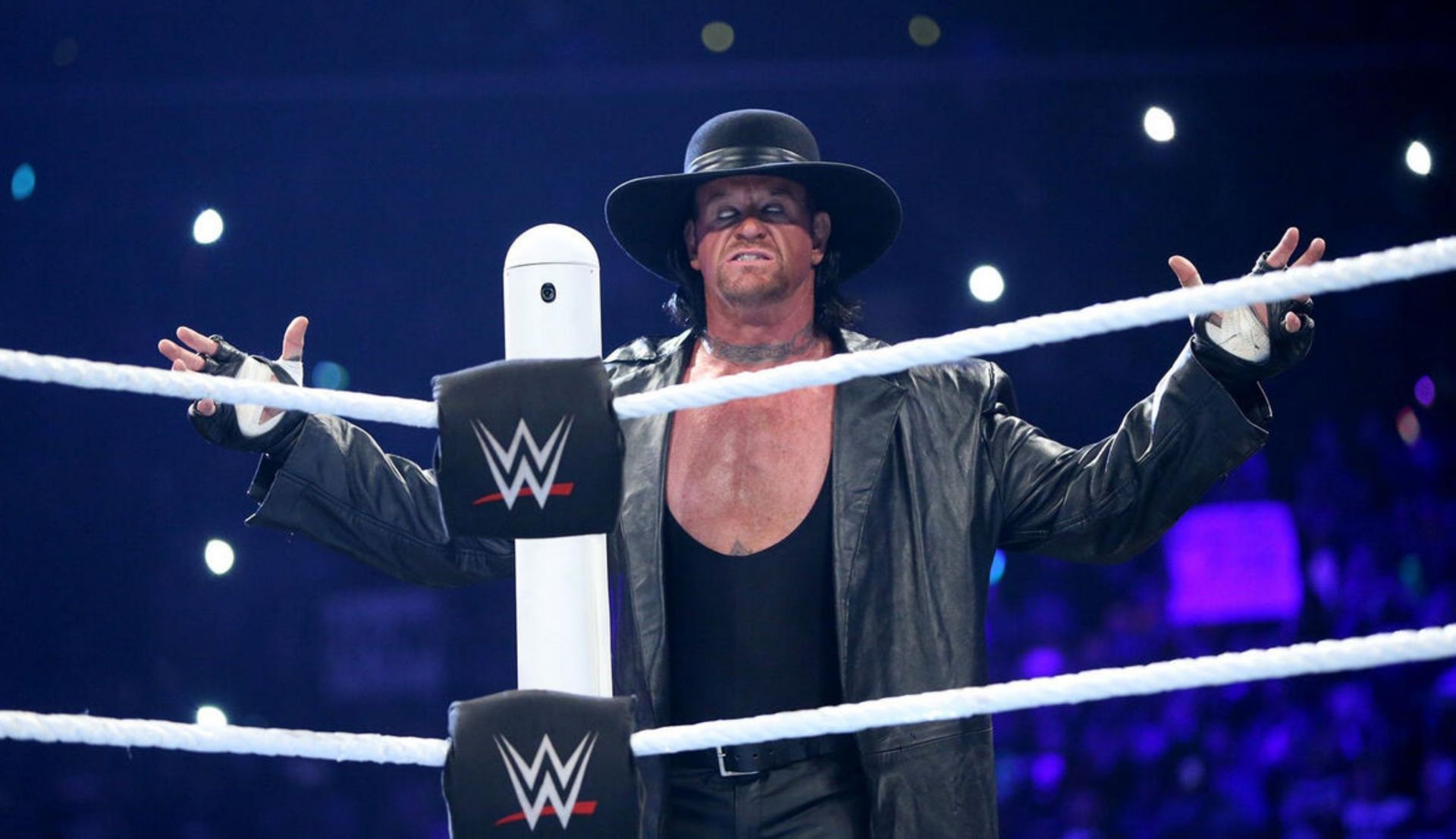 द अंडरटेकर एंट्री करते हुए (Photo: WWE.com)