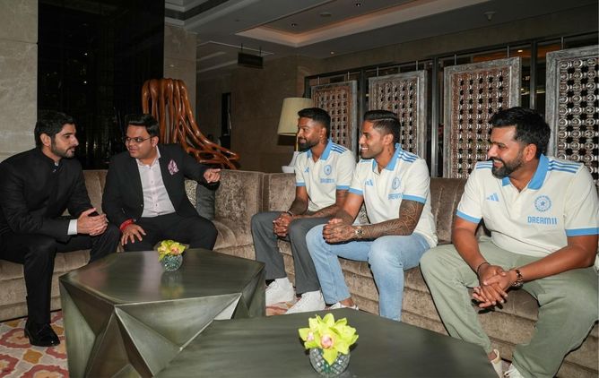 Rohit Sharma, Suryakumar Yadav & Hardik Pandya meet Dubai's Crown Prince ahead of DC vs MI IPL 2025 match [Watch]