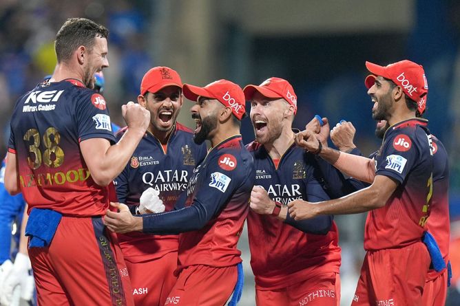 Virat Kohli plays with a balloon and throws it at the crowd after MI vs RCB IPL 2025 match [Watch]