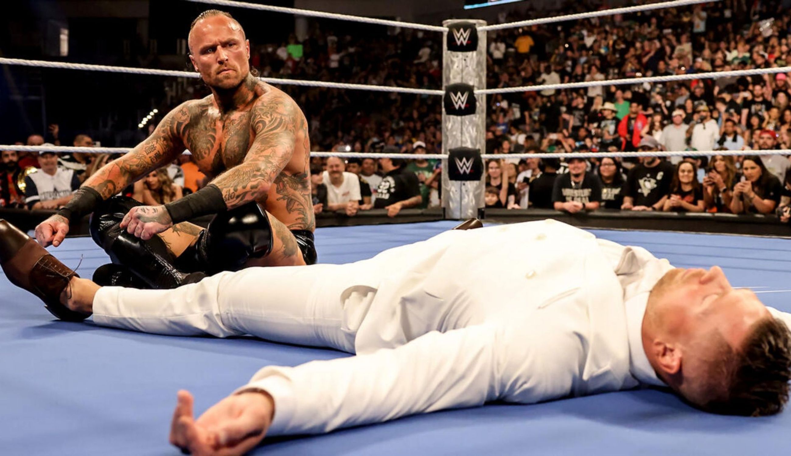 एलिस्टर ब्लैक, द मिज़ पर अटैक करने के बाद (Photo: WWE.com)