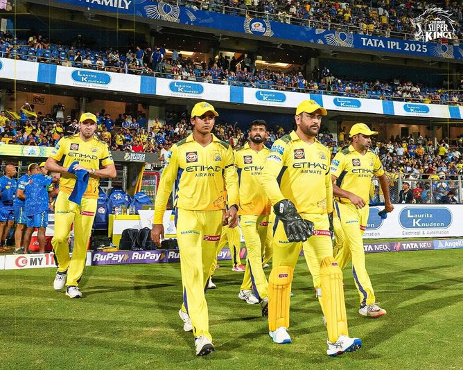 Why did CSK players wear black armbands while fielding in the IPL 2025 match against MI?