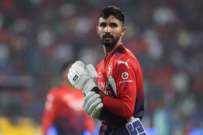 Devdutt Padikkal reaches a blazing 26-ball 50 with an impressive straight six in RCB vs RR IPL 2025 match [Watch]