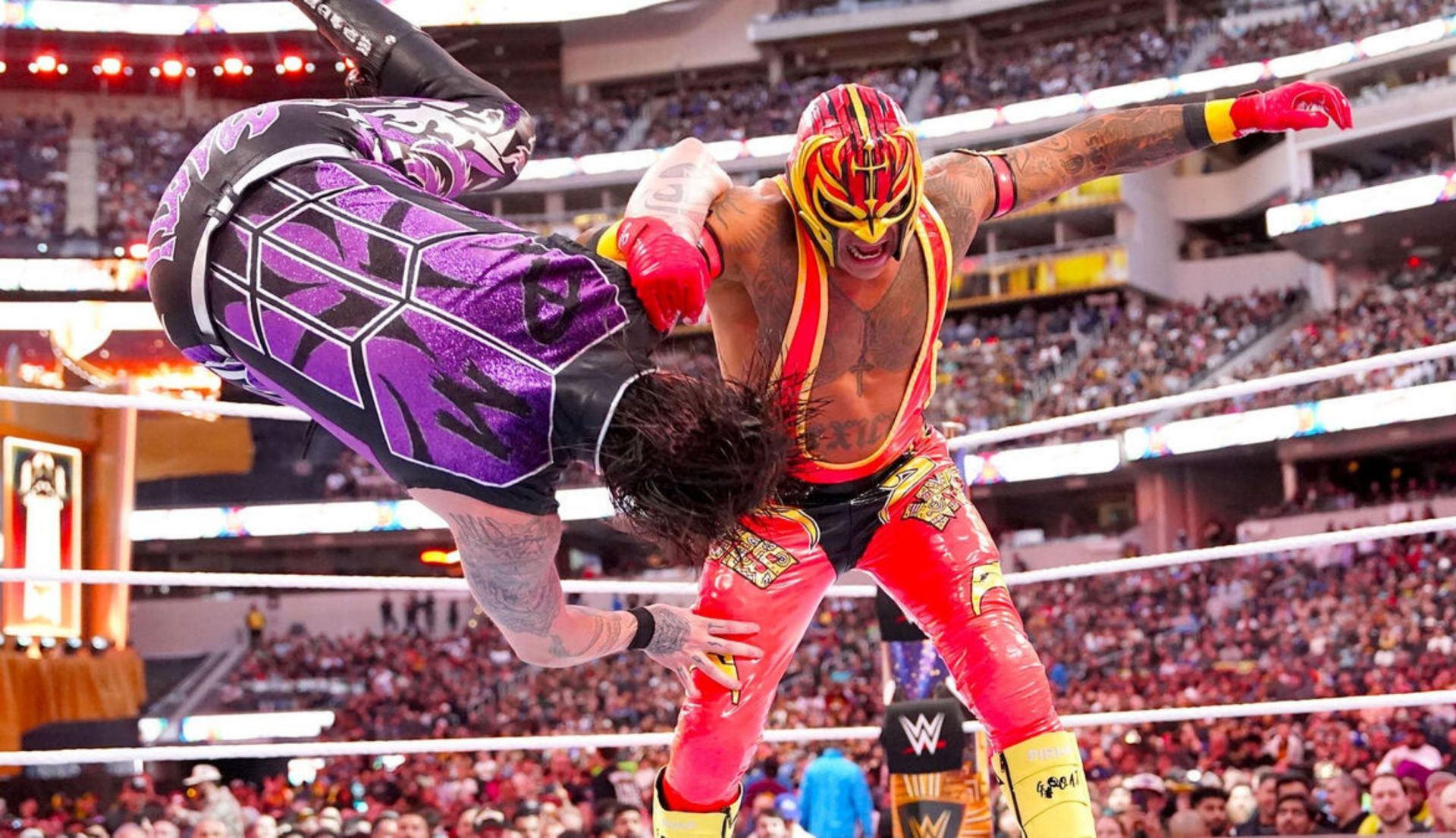 रे मिस्टीरियो रिंग में लड़ते हुए (Photo: WWE.com)
