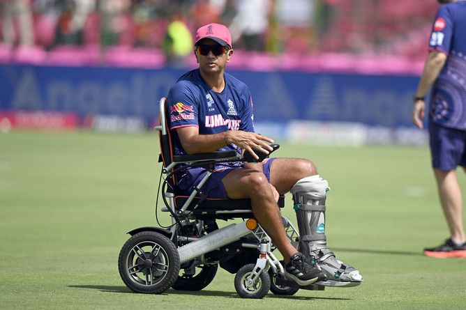 Rahul Dravid laughs off with two Karnataka boys ahead of DC vs RR IPL 2025 match [Watch]