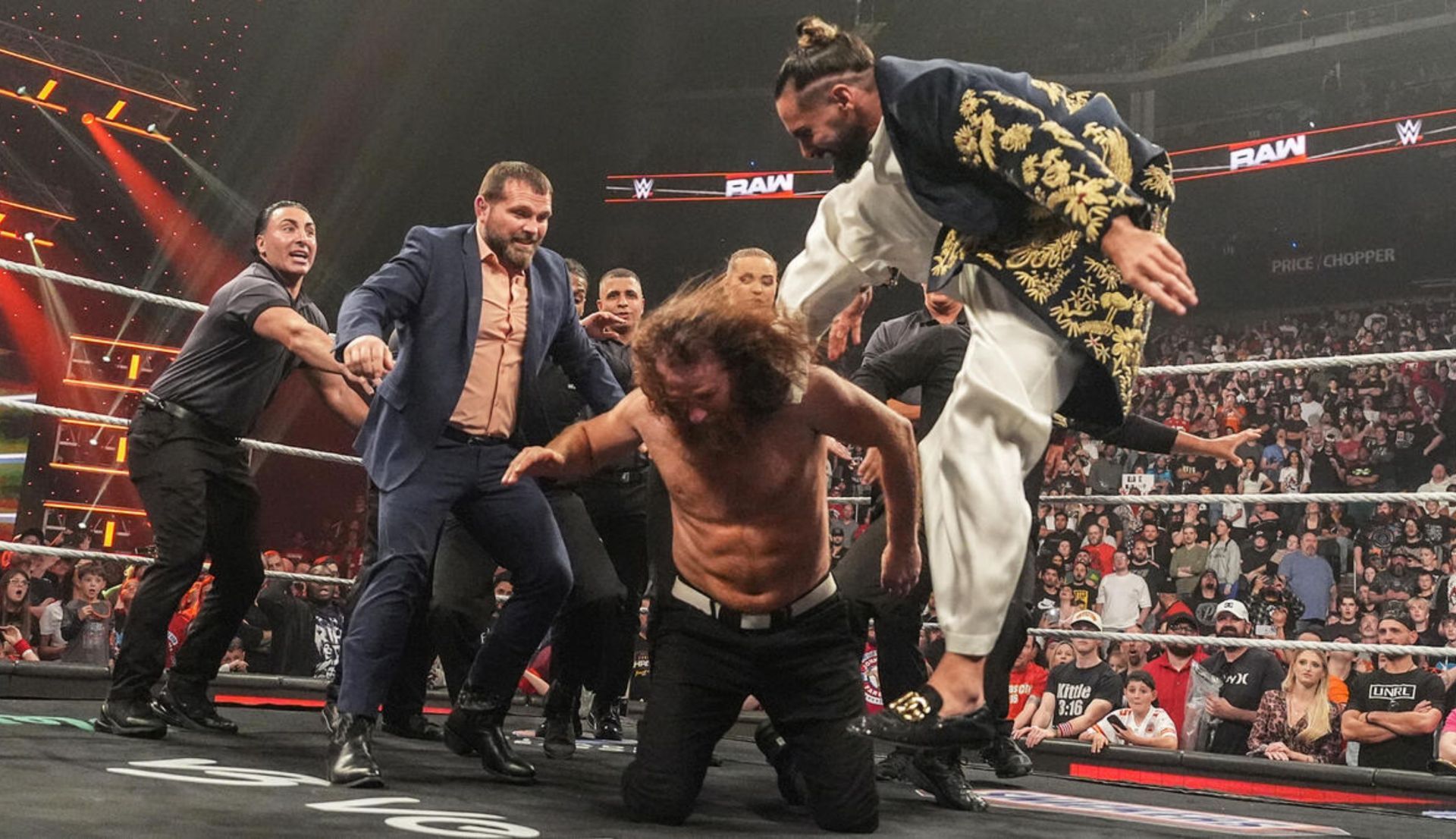 सैथ रॉलिंस, सैमी ज़ेन पर हमला करते हुए (Photo: WWE.com)