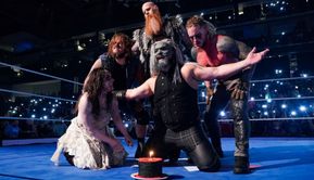 WWE SmackDown के मेन इवेंट में खतरनाक फैक्शन ने की वापसी, फेमस सुपरस्टार्स पर किया हमला