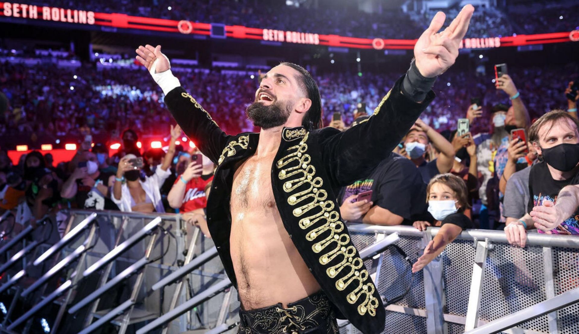 सैथ रॉलिंस अपनी एंट्रेंस के दौरान (Photo: WWE.com)