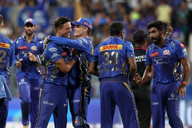 Mumbai Indians all-rounder from IPL 2025 squad clicked at airport wearing a pyjama [Watch]