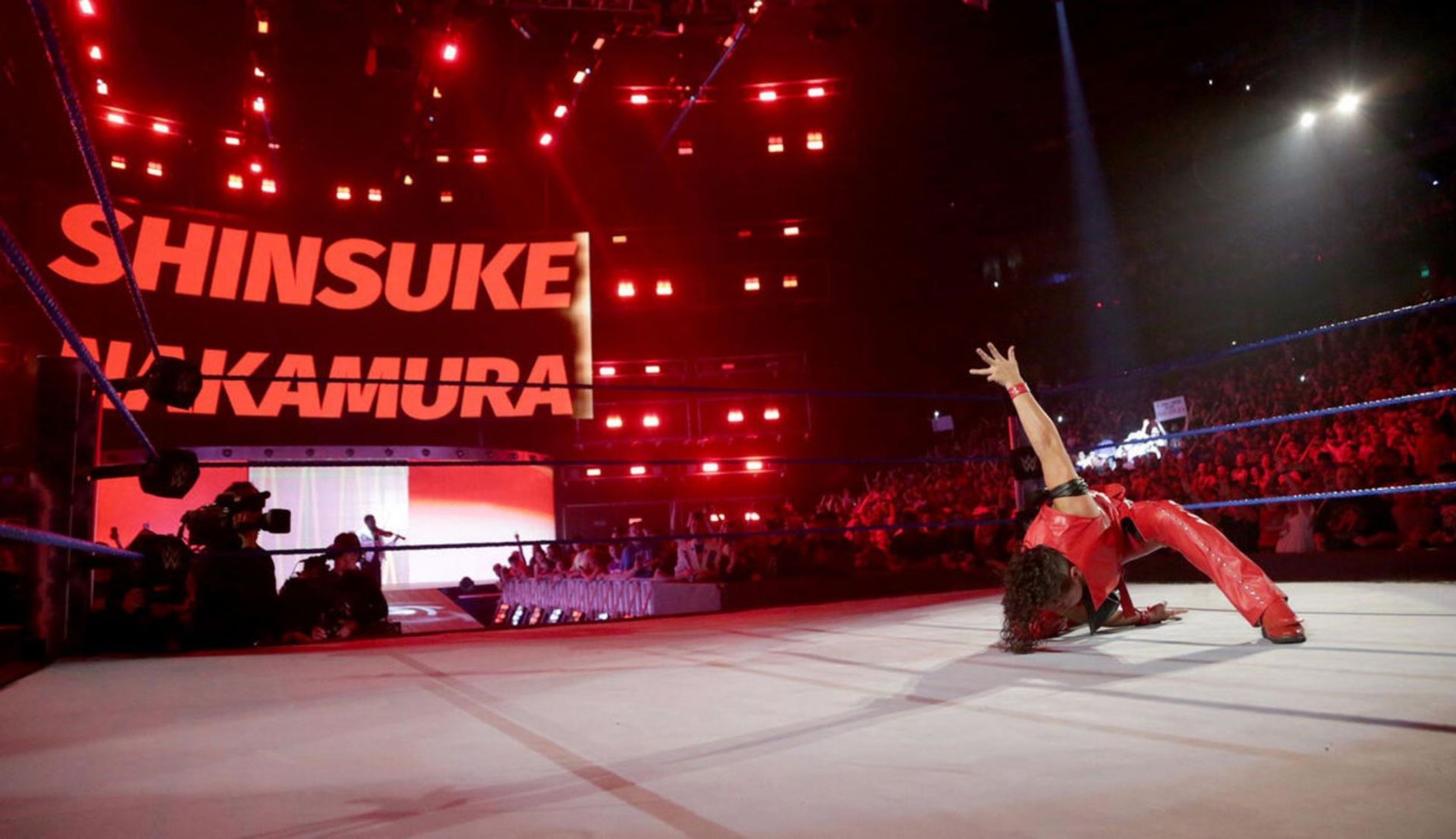 शिंस्के नाकामुरा रिंग में अपनी एंट्रेंस के दौरान (Photo: WWE.com)