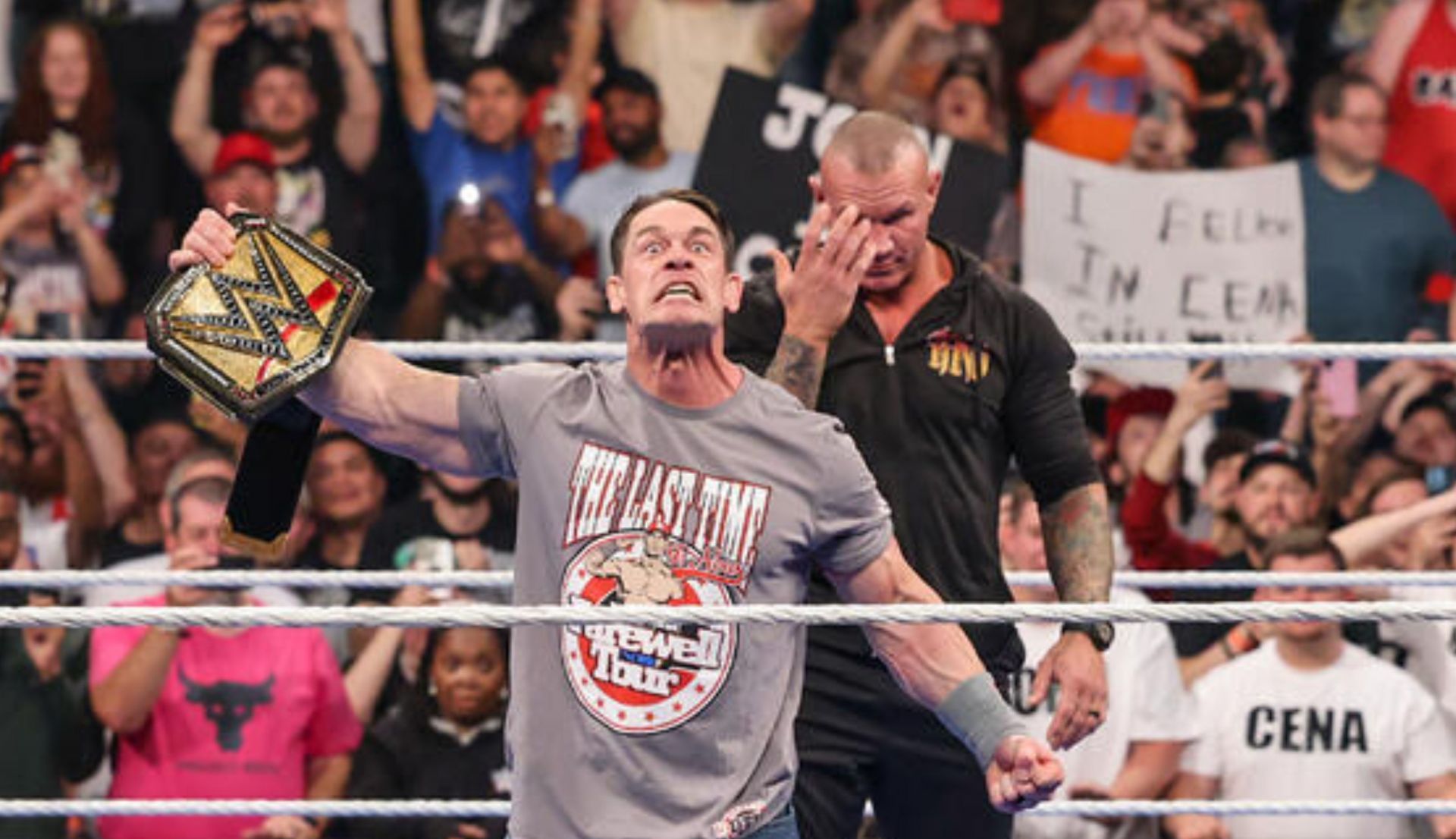 जॉन सीना को पीछे से देखते हुए रैंडी ऑर्टन (Photo: WWE.com)
