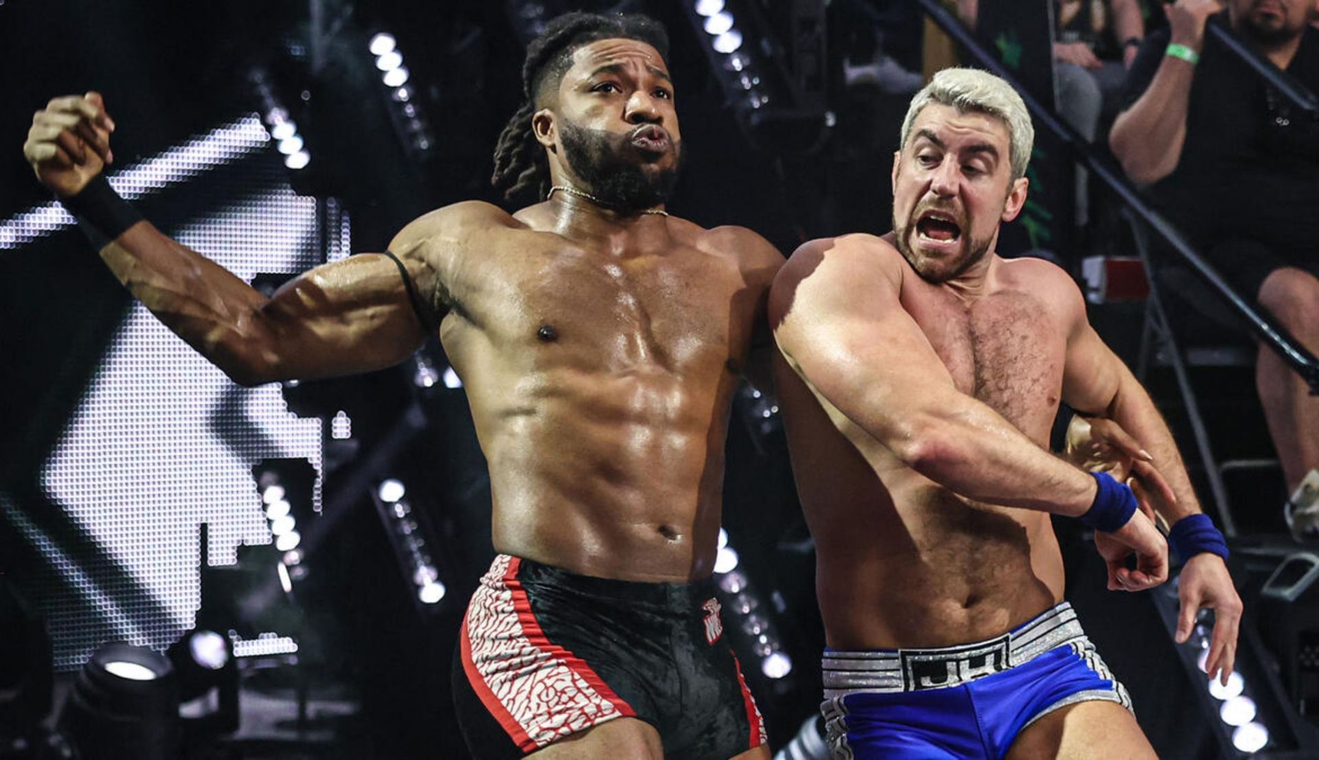 ट्रिक विलियम्स पर पंच लगाते हुए जो हेंड्री (Photo: WWE.com)