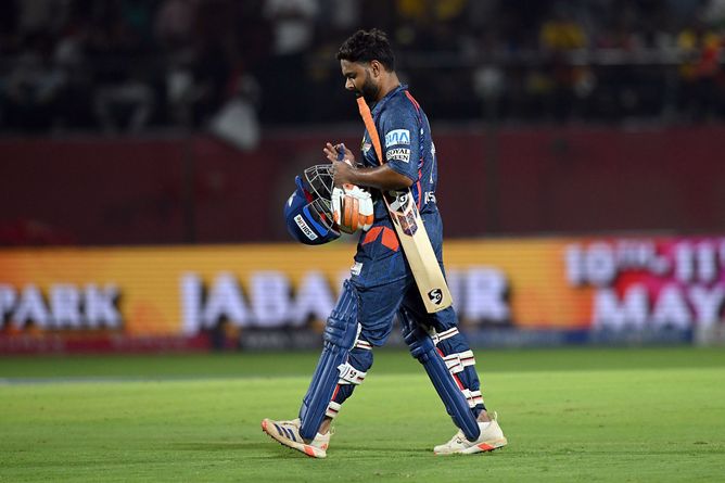 Struggling Rishabh Pant loses his bat while attempting a heave, perishes for another low score in PBKS vs LSG IPL 2025 match [Watch]