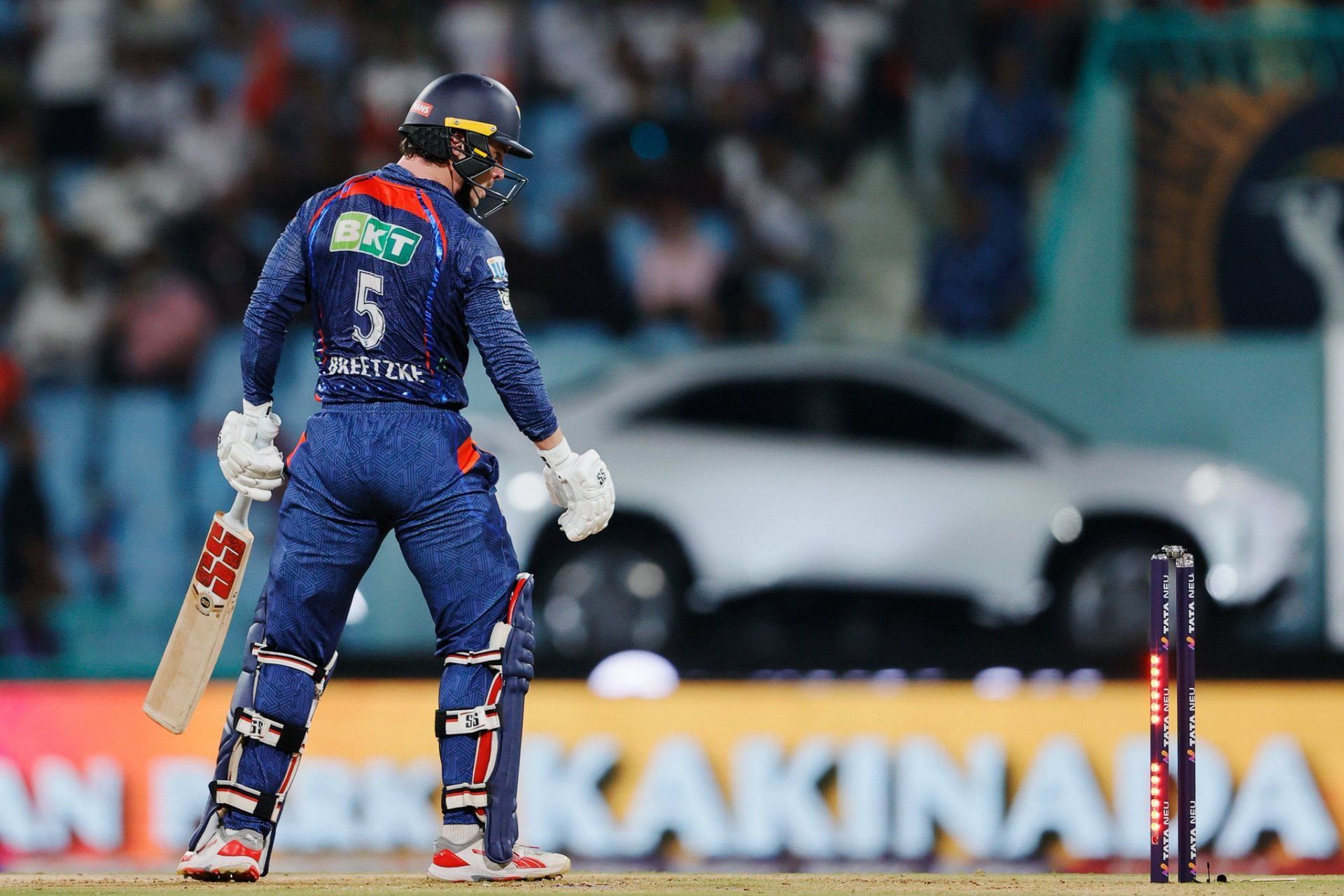 Nuwan Thushara cleans up Matthew Breetzke for 14 (Image via X-@IPL)