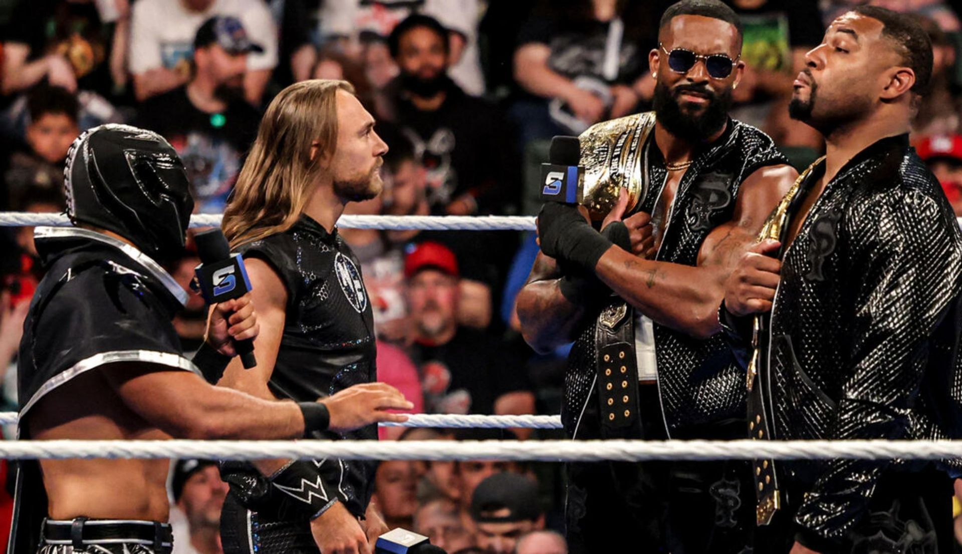फ्रैक्सिऑम और स्ट्रीट प्रॉफ़िट्स प्रोमो में बहस करते हुए (Photo: WWE.com)