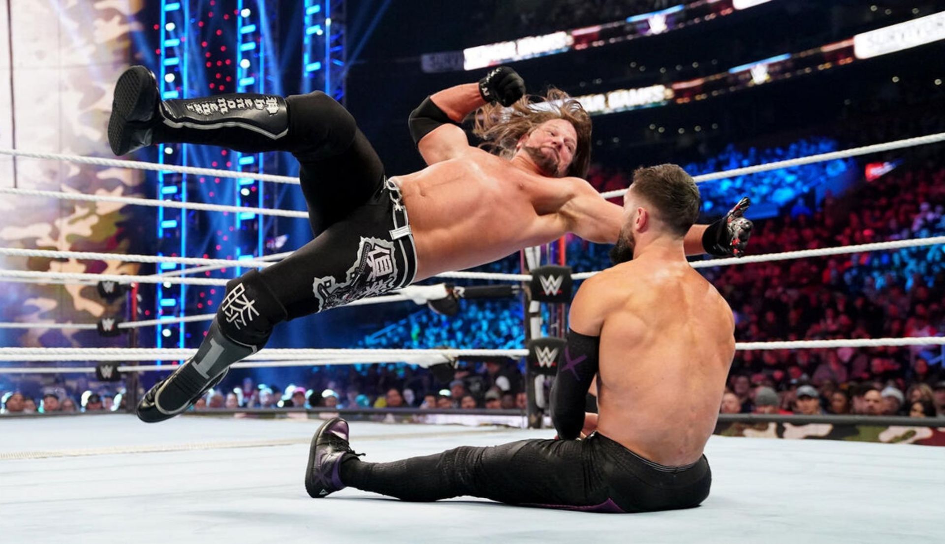 एजे स्टाइल्स, फिन बैलर पर पंच लगाते हुए (Photo: WWE.com)