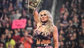 WWE SmackDown के मेन इवेंट में मचा तहलका, चैंपियन ने जायंट स्टार को हराकर टाइटल किया रिटेन
