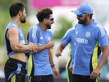 Rohit Sharma & Kuldeep Yadav throw tennis balls for fans after MI vs DC IPL 2025 match [Watch]