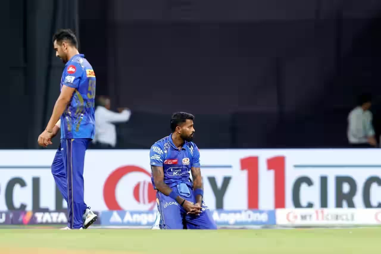 Hardik Pandya gave the final over to Deepak Chahar (left) in MI