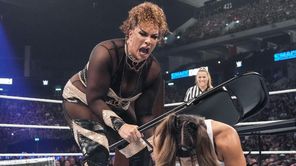 Nia Jax no sells top finisher and walks off immediately due to injury before SmackDown ends