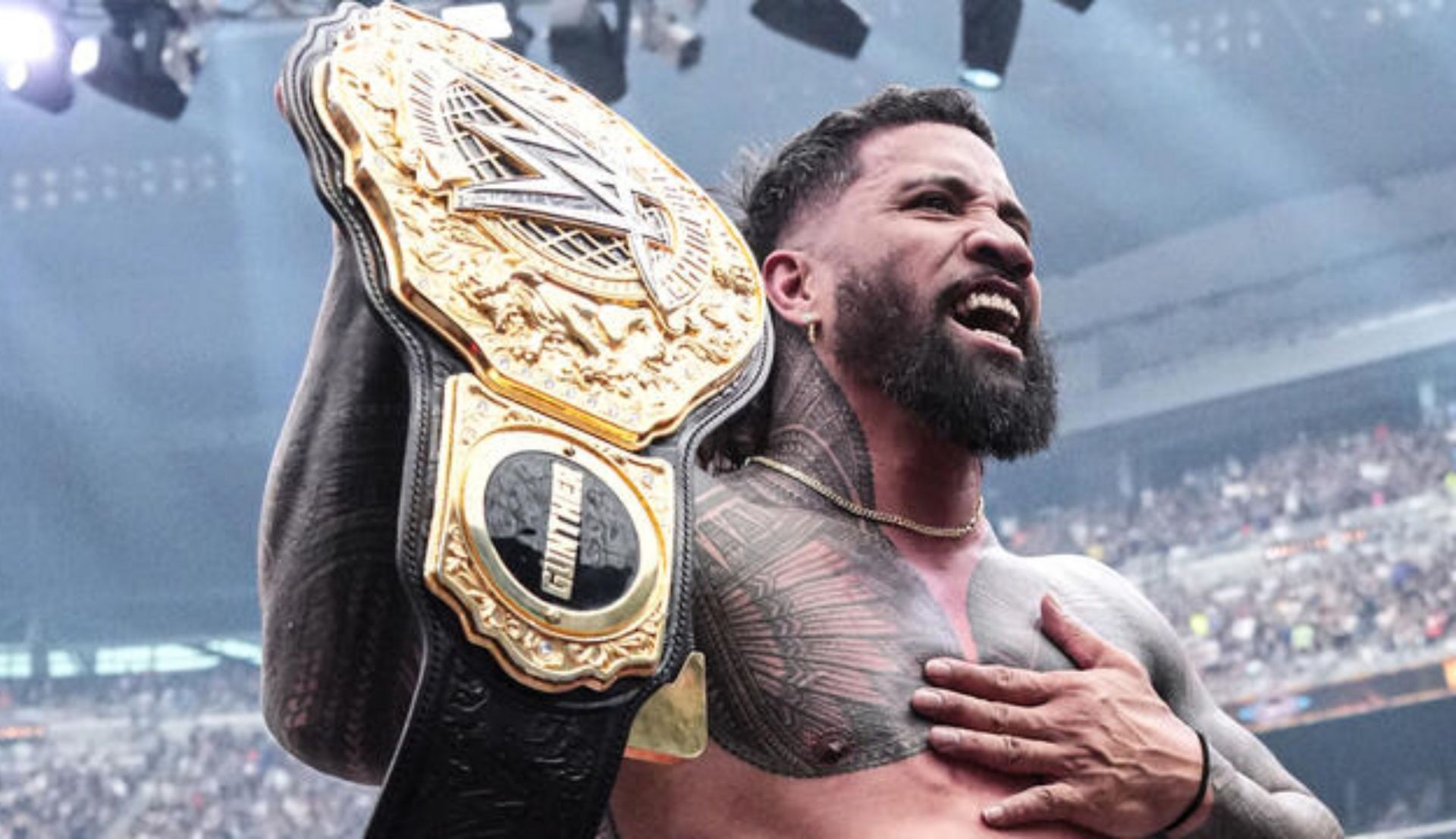 जे उसो वर्ल्ड हैवीवेट चैंपियनशिप के साथ (Photo: WWE.com)