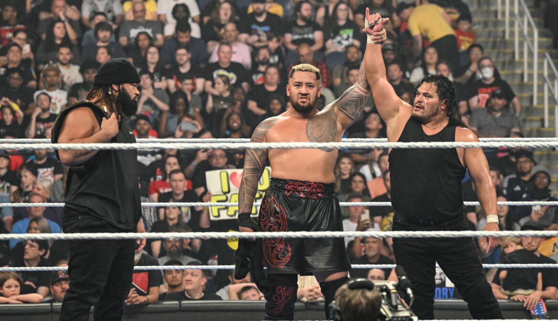जेसी मटेओ की जीत सेलिब्रेट करते हुए सोलो सिकोआ (Photo: WWE.com)