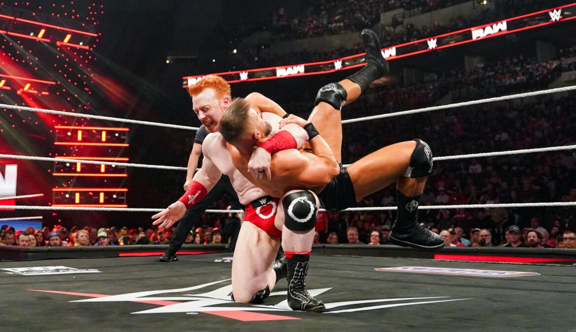 शेमस, ऑस्टिन थ्योरी पर बैकब्रेकर लगाते हुए (Photo: WWE.com)