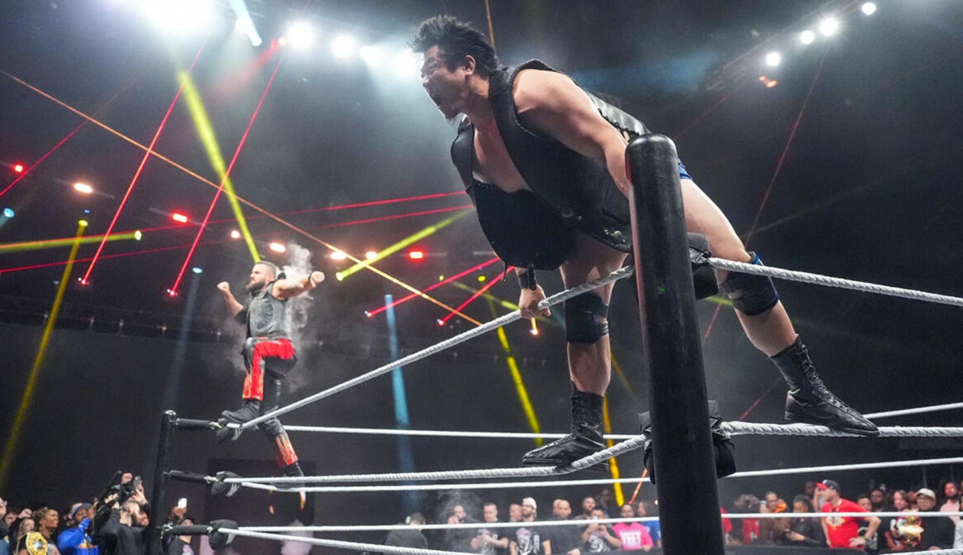 योशिकी इनामुरा एंट्रेंस के दौरान (Photo: WWE.com)