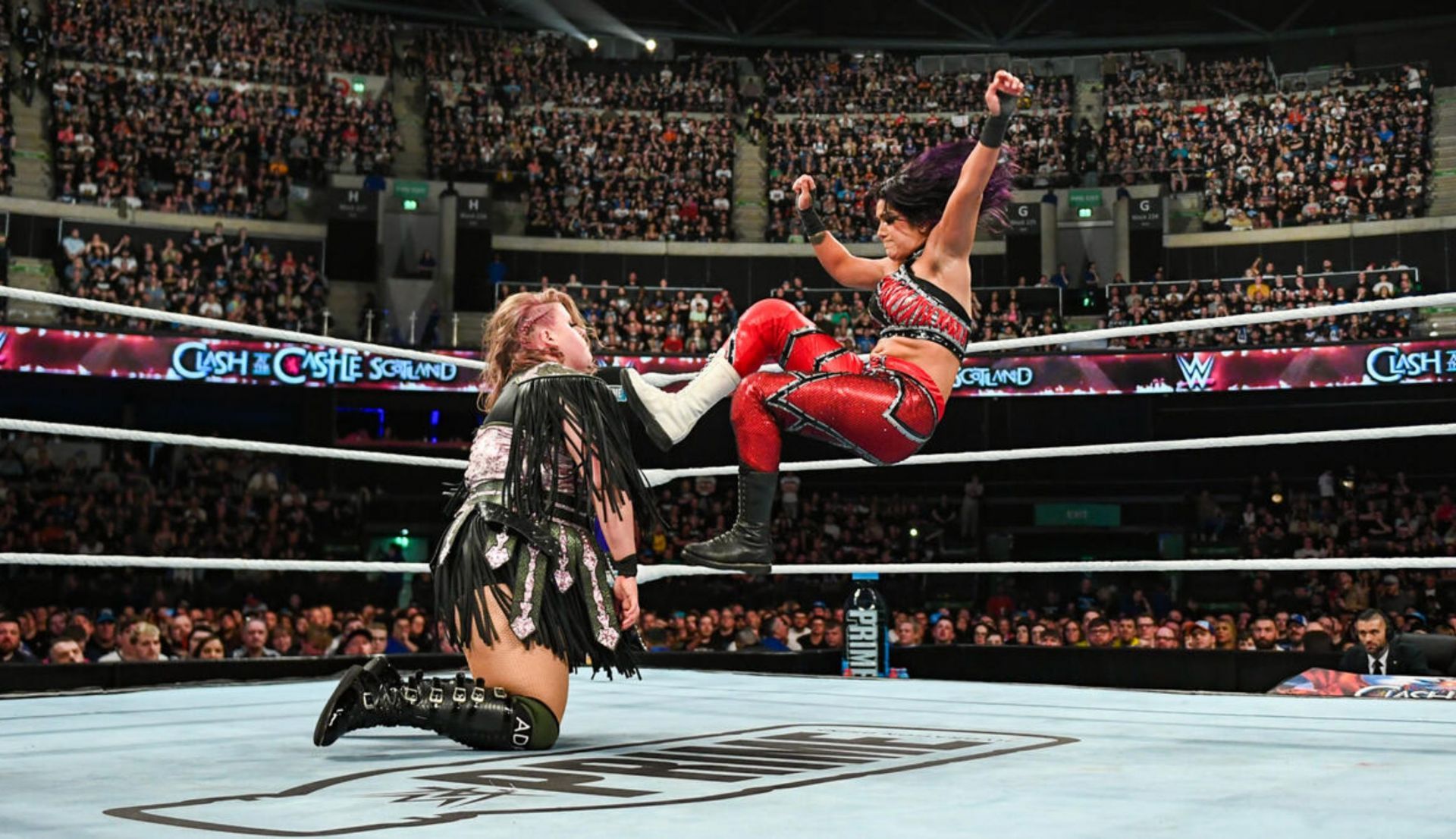 बेली, पाइपर निवेन पर किक लगते हुए (Photo: WWE.com)