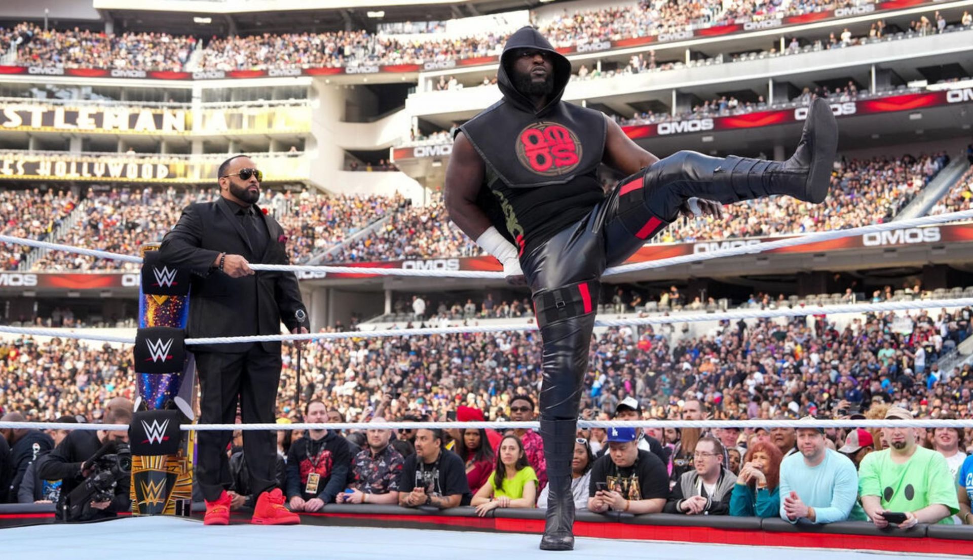 ओमोस रिंग में एंट्री करते हुए (Photo: WWE.com)