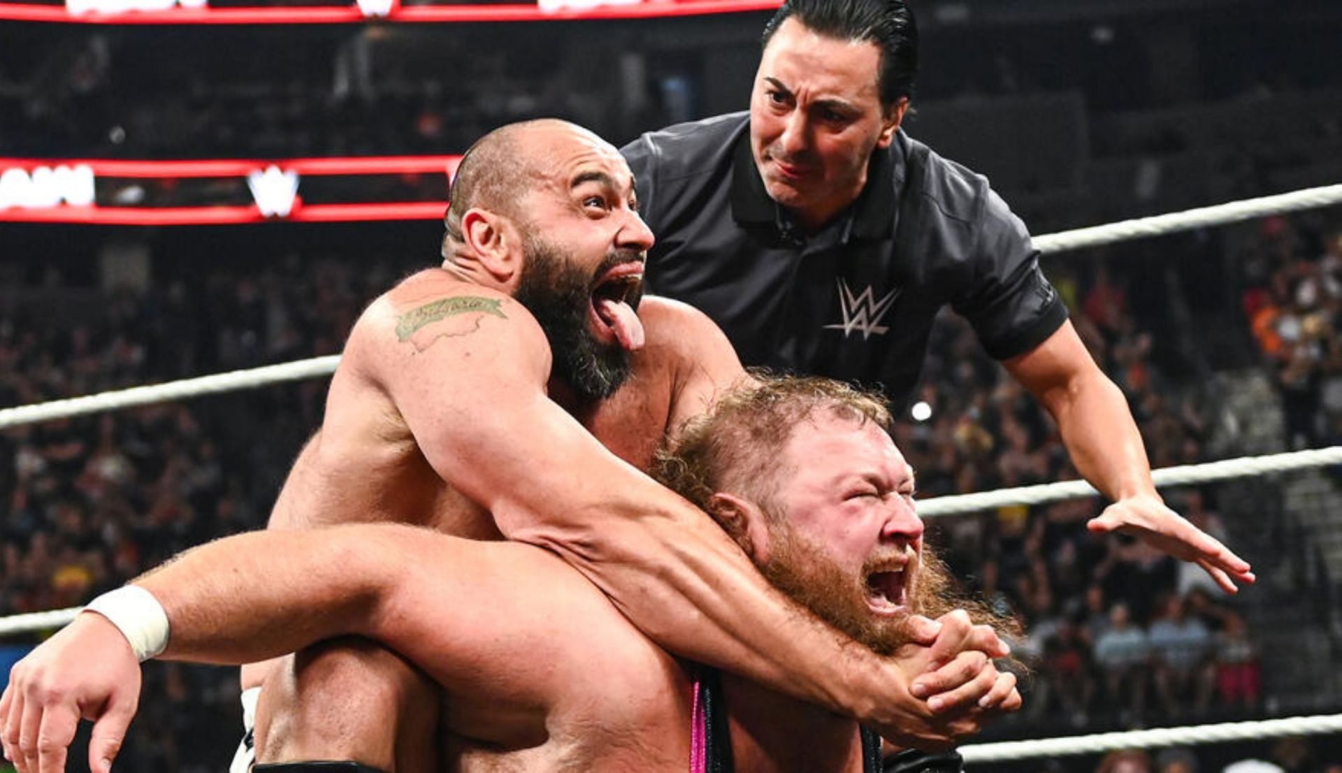 रुसेव, ओटिस को सबमिशन लगाते हुए (Photo: WWE.com)