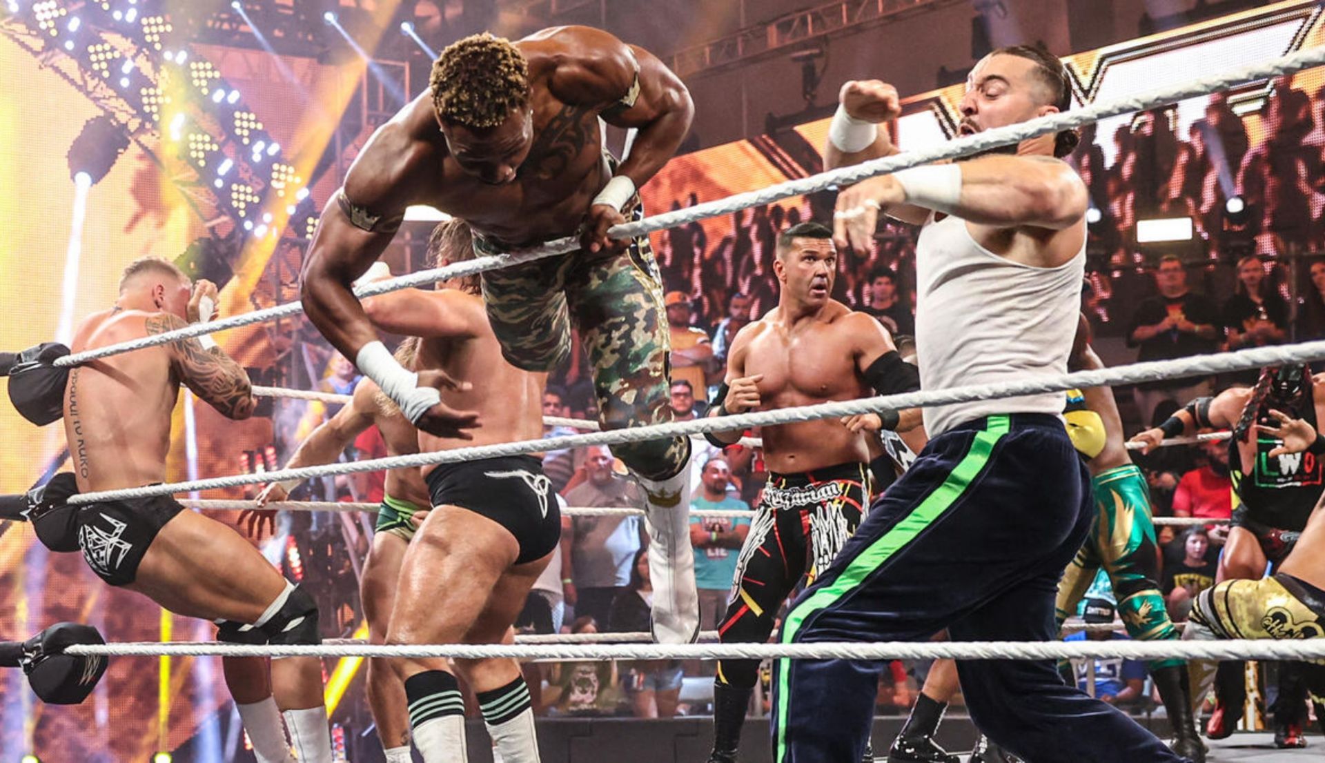 रिंग में लड़ते हुए अलग-अलग स्टार्स (Photo: WWE.com)