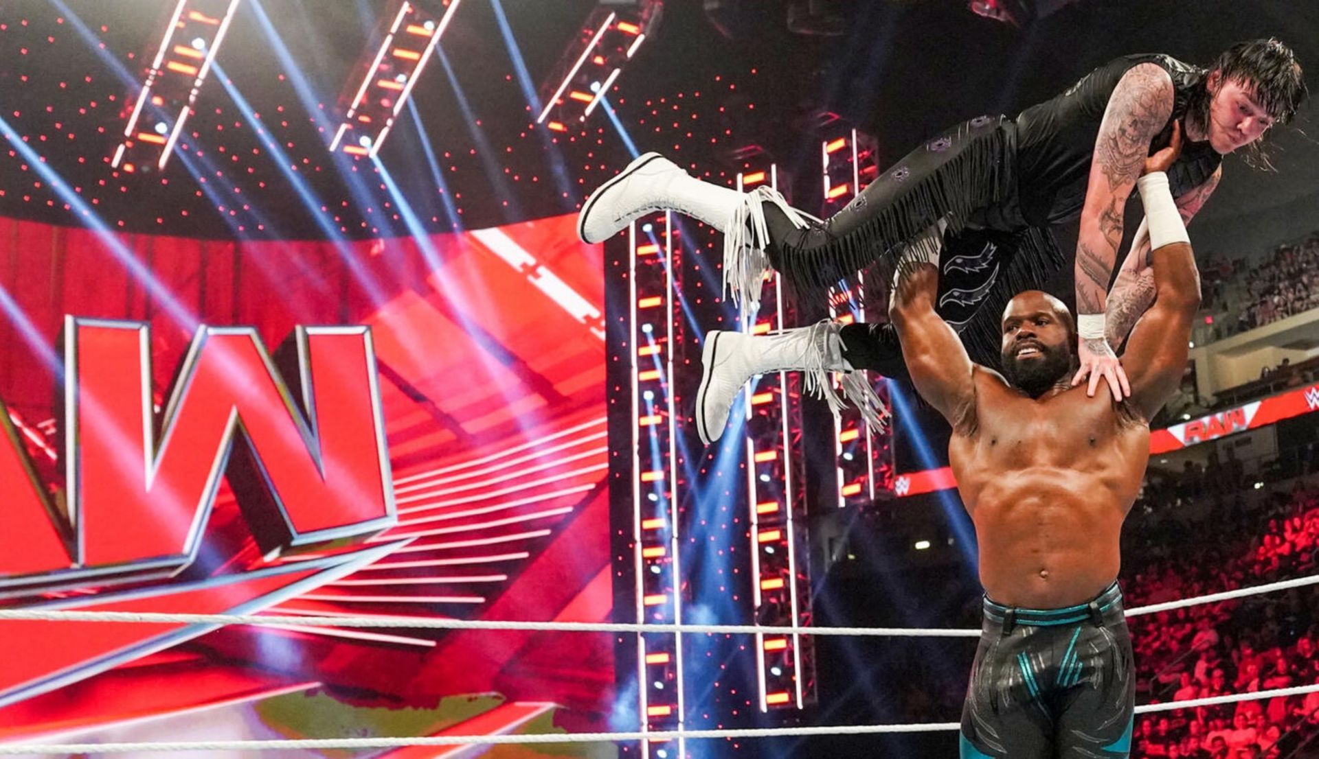डॉमिनिक मिस्टीरियो को उठाए हुए अपोलो क्रूज़ (Photo: WWE.com)