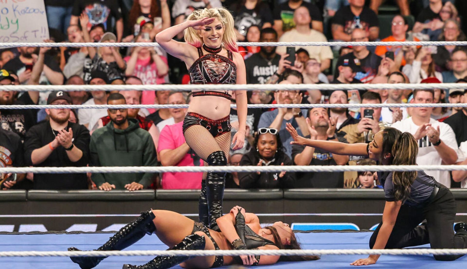 एलेक्सा ब्लिस, चेल्सी ग्रीन को धराशाई करने के बाद (Photo: WWE.com)